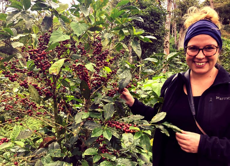 Vanessa in Nicaragua und ein Kaffeebaum